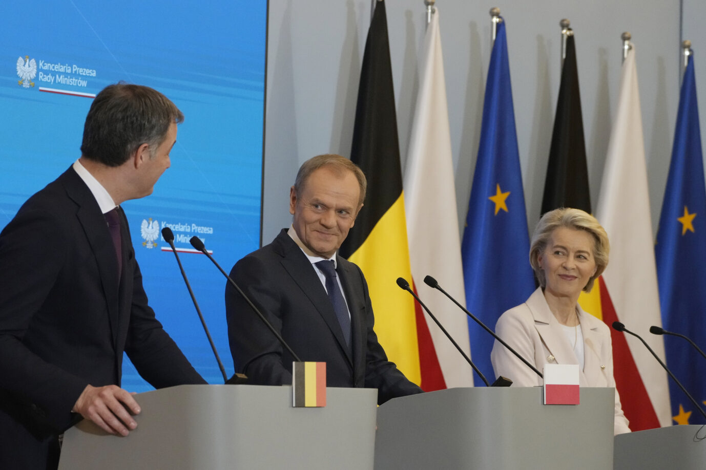 Auf dem Foto befindet sich Belgiens Premierminister Alexander de Croo, Polens Ministerpräsident Donald Tusk und EU-Kommissionspräsidentin Ursula von der Leyen. Polen soll bis 2026 rund 137 Milliarden an EU-Mitteln bekommen. (Themenbild)
