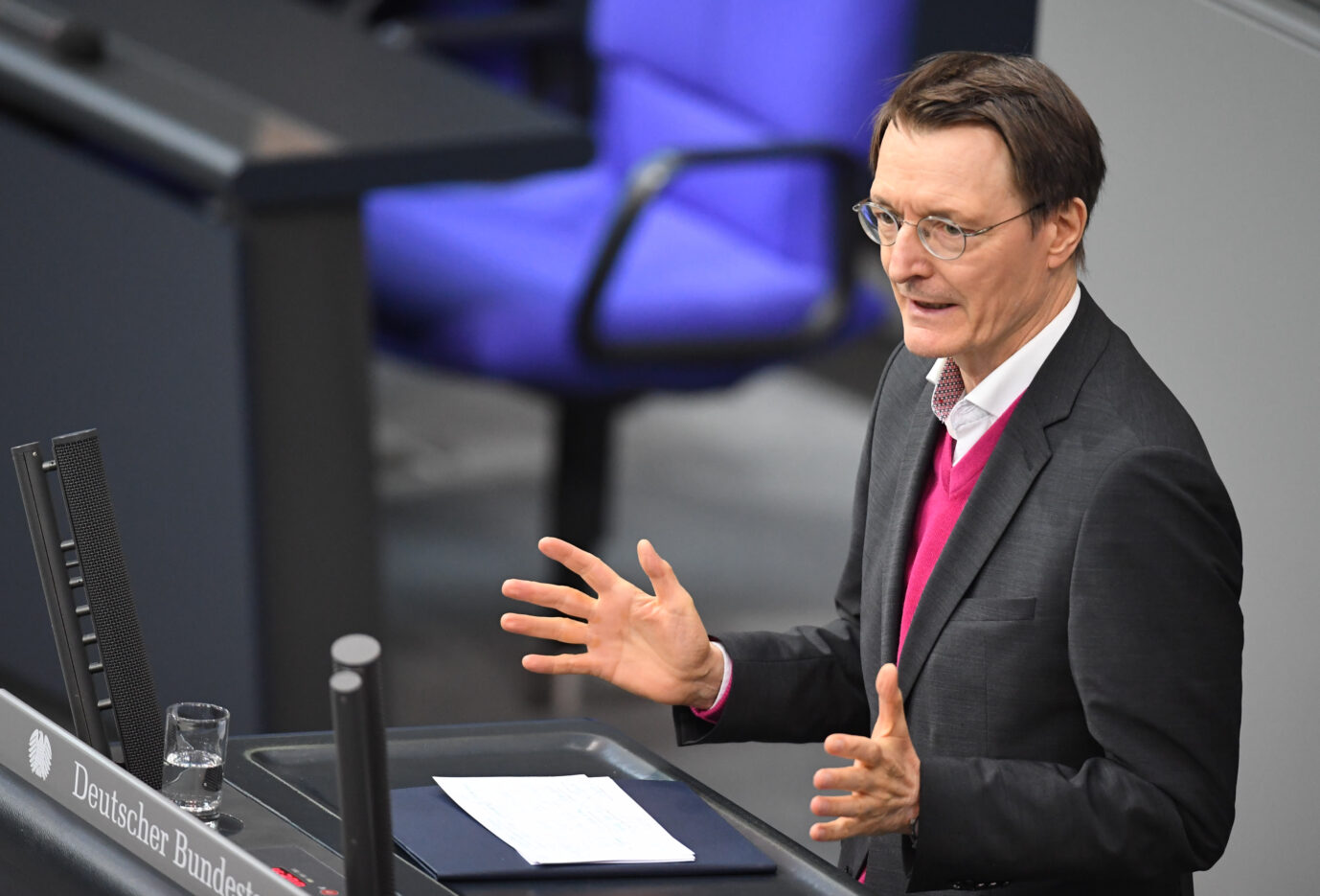 Bundesgesundheitsminister Karl Lauterbach (SPD) setzt sich mit seinem Cannabisgesetz im Bundestag durch.