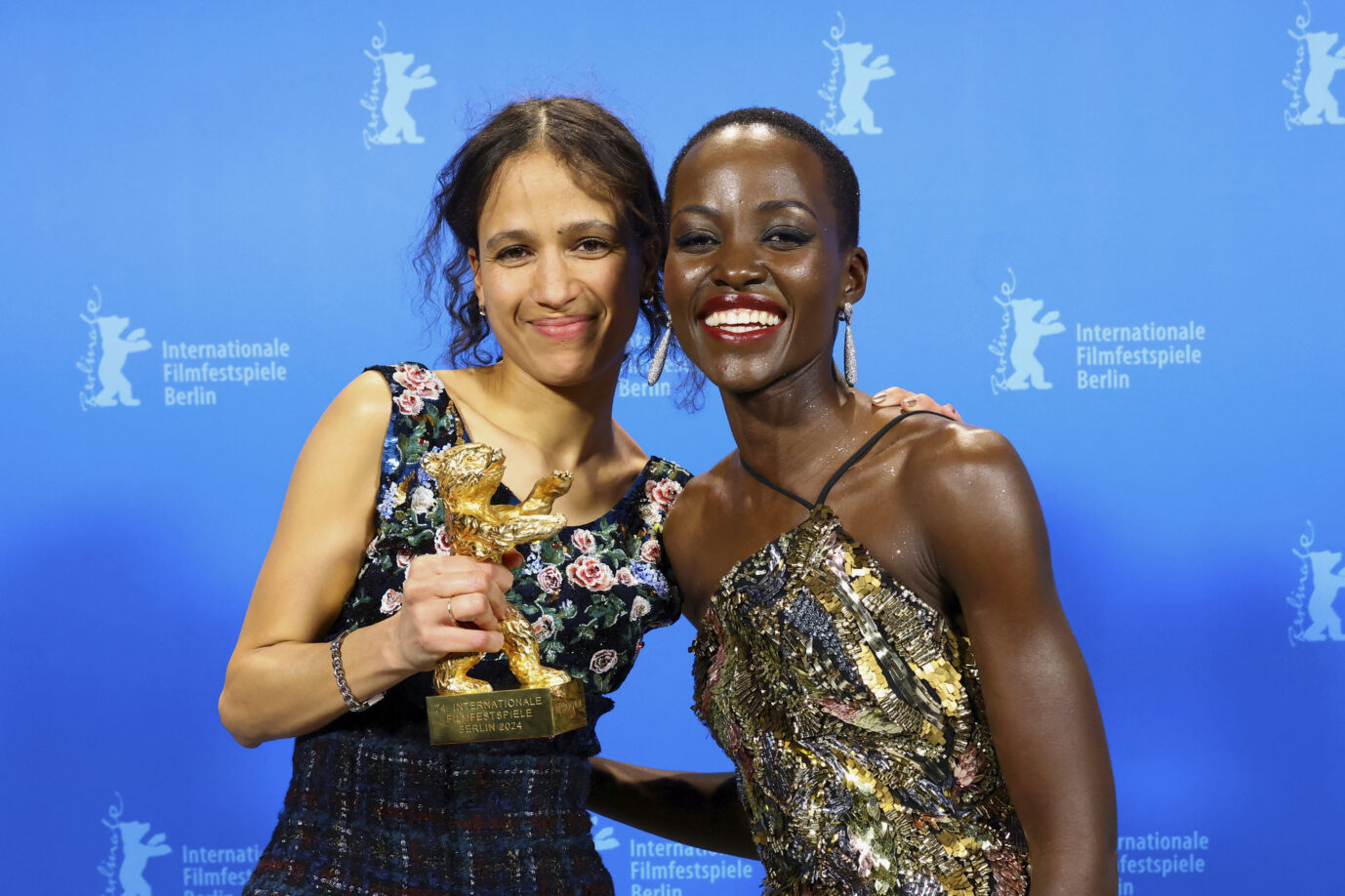 "Dahomey"-Regisseurin Mati Diop (l.) freut sich mit Berlinale-Jurypräsidentin Lupita Nyong'o über den Preis.