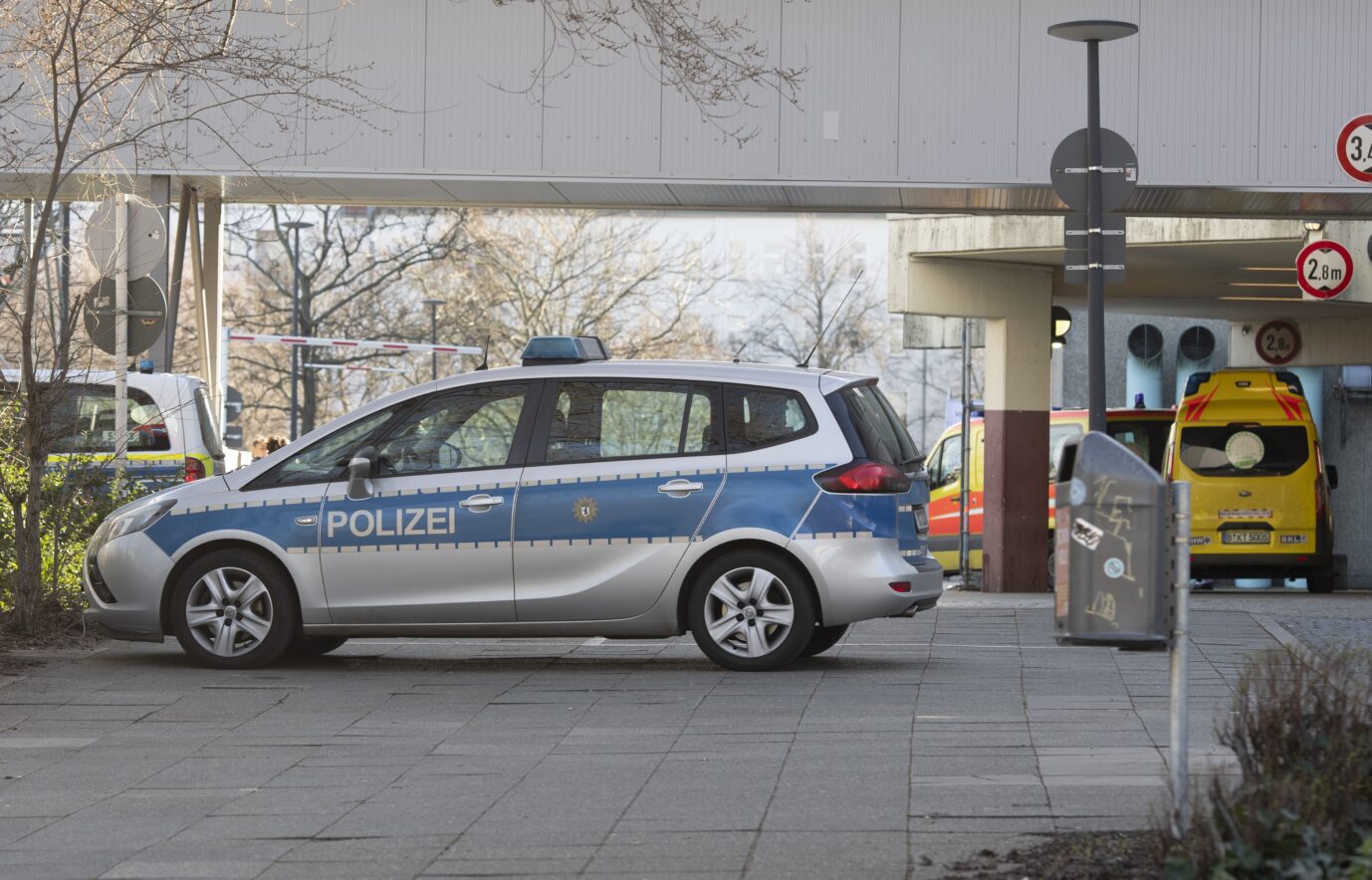 Migrantengewalt: Mit einem Auto blockiert die Berliner Polizei die Zufahrt zur Rettungsstelle der Berliner Urban-Klinik.