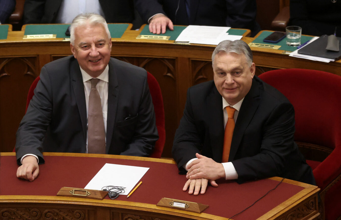 Schweden Nato-Beitritt: Ministerpräsident Viktor Orbán und der stellvertretende Ministerpräsident Zsolt Semjén während der Abstimmung