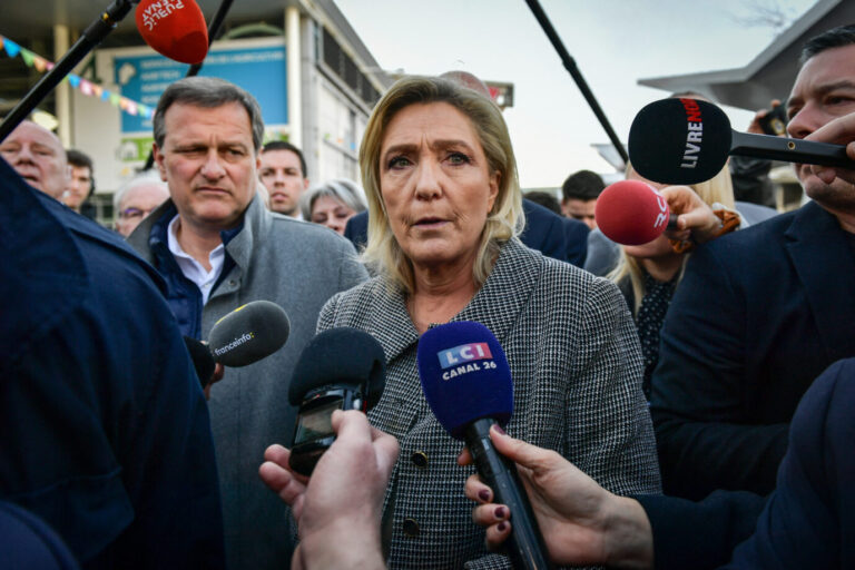 Die Vorsitzende der rechtsextremen Parlamentsfraktion Rassemblement National (RN), Marine Le Pen, besucht die Internationale Landwirtschaftsmesse in Paris am 28. Februar 2024.
