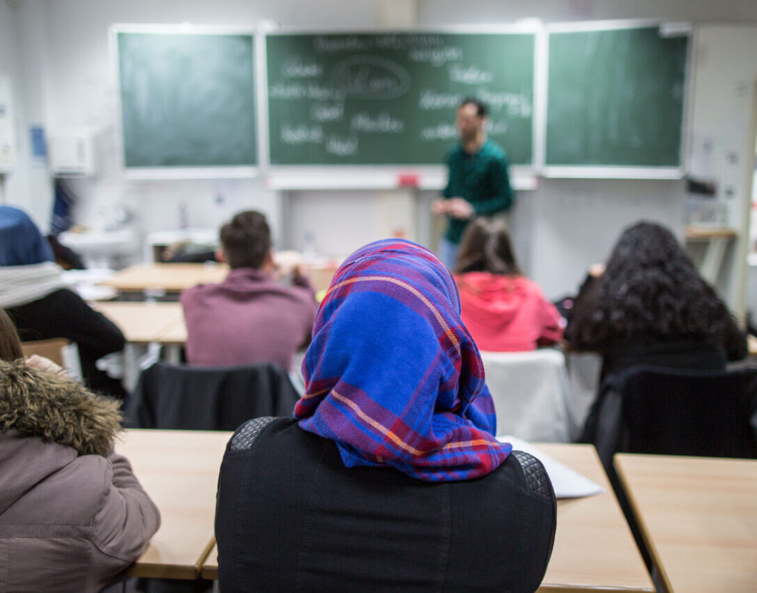 Schülerin mit Kopftuch (Symolbild): In Neuss beugten sich Schüler offenbar arabischstämmigen Klassenkameraden, die „Scharia-Polizei“ spielten