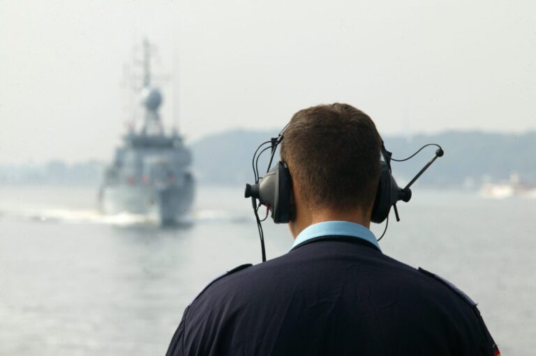 Ein deutscher Marinesoldat mit Kopfhörern (Symbolbild). Der Rechnungshof kritisiert die Anschaffung als überteuert.