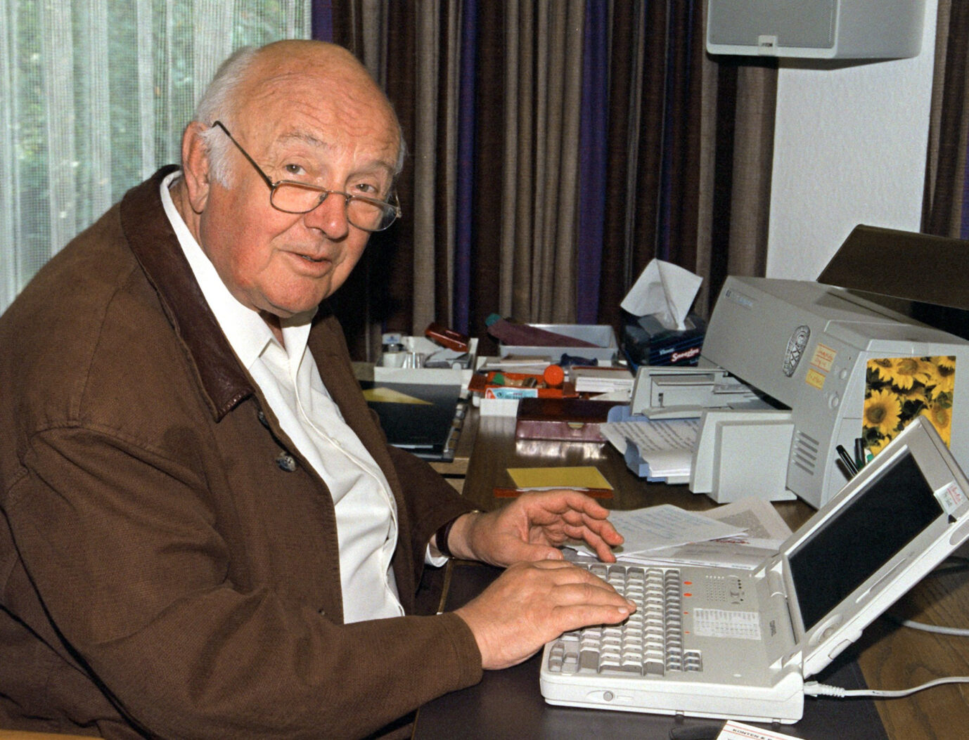 Schulumbenennung: Der Kinderbuchautor Otfried Preußler 1998 bei der Arbeit in seinem Haus in Haidholzen.