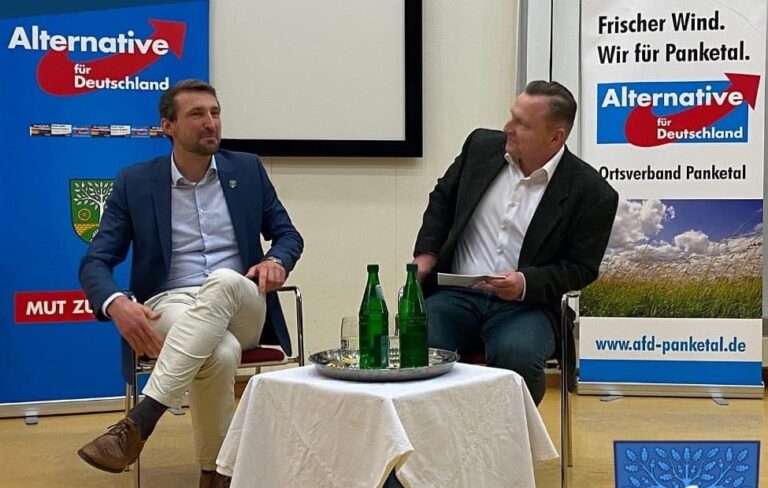 Eklat wegen eines Gespräches: SPD-Bürgermeister Maximilian Wonke (l.) mit dem AfD-Landtagsabgeordneten Steffen John in Panketal.