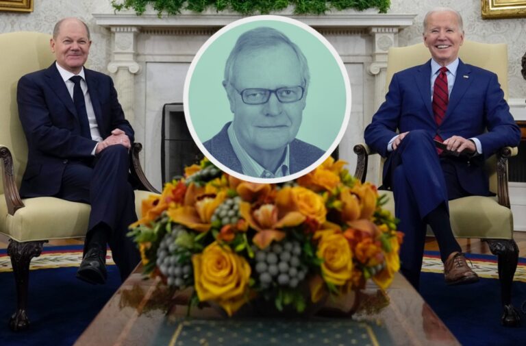 Auf dem Foto befinden sich Bundeskanzler Olaf Scholz und US-Präsident Joe Biden während des Besuchs im Weißen Haus. In einem kleinen Kreis befindet sich auch der JF-Autor Bruno Bandulet, der die US-Politik Deutschlands anprangert. (Themenbild/Symbolbild)