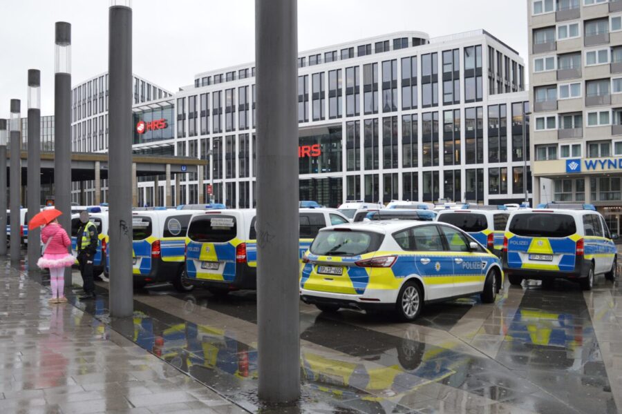 Der Breslauer Platz am Kölner Hauptbahnhof: Die Polizei hält sich für einen Angriff bereit Foto: JF