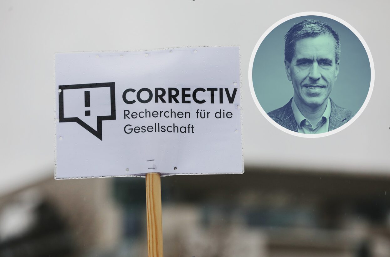 "Correctiv"-Schild auf einer Anti-Rechts-Demo: Das Recherchenetzwerk steht blamiert da.