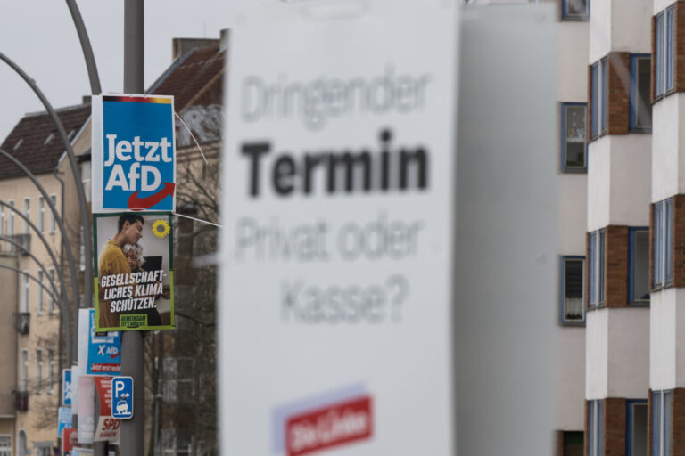 Wahlplakate hängen im Stadtteil Pankow – am 11. Februar findet eine Teil-Wiederholung der Bundestagswahl 2021 in manchen Wahlbezirken statt Foto: picture alliance/dpa | Sebastian Gollnow