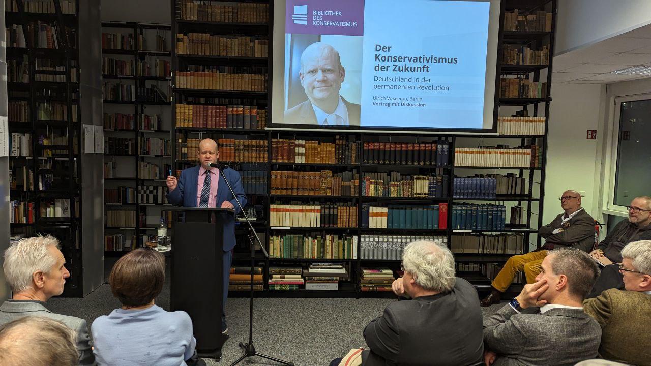 Ulrich Vosgerau in der Bibliothek des Konservatismus: Links und Rechts haben die Rollen getauscht Foto: JF