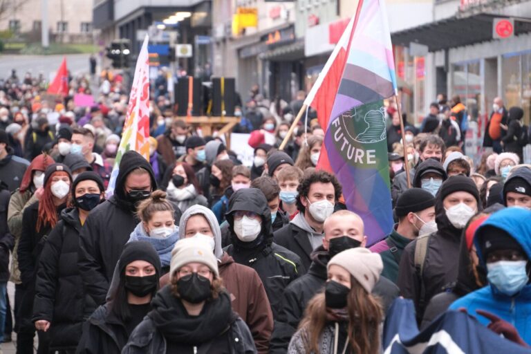 Auf dem Foto befindet sich eine Demonstration der Asta der Universität Kassel gegen die Corona-Proteste. (Themenbild/Symbolbild)