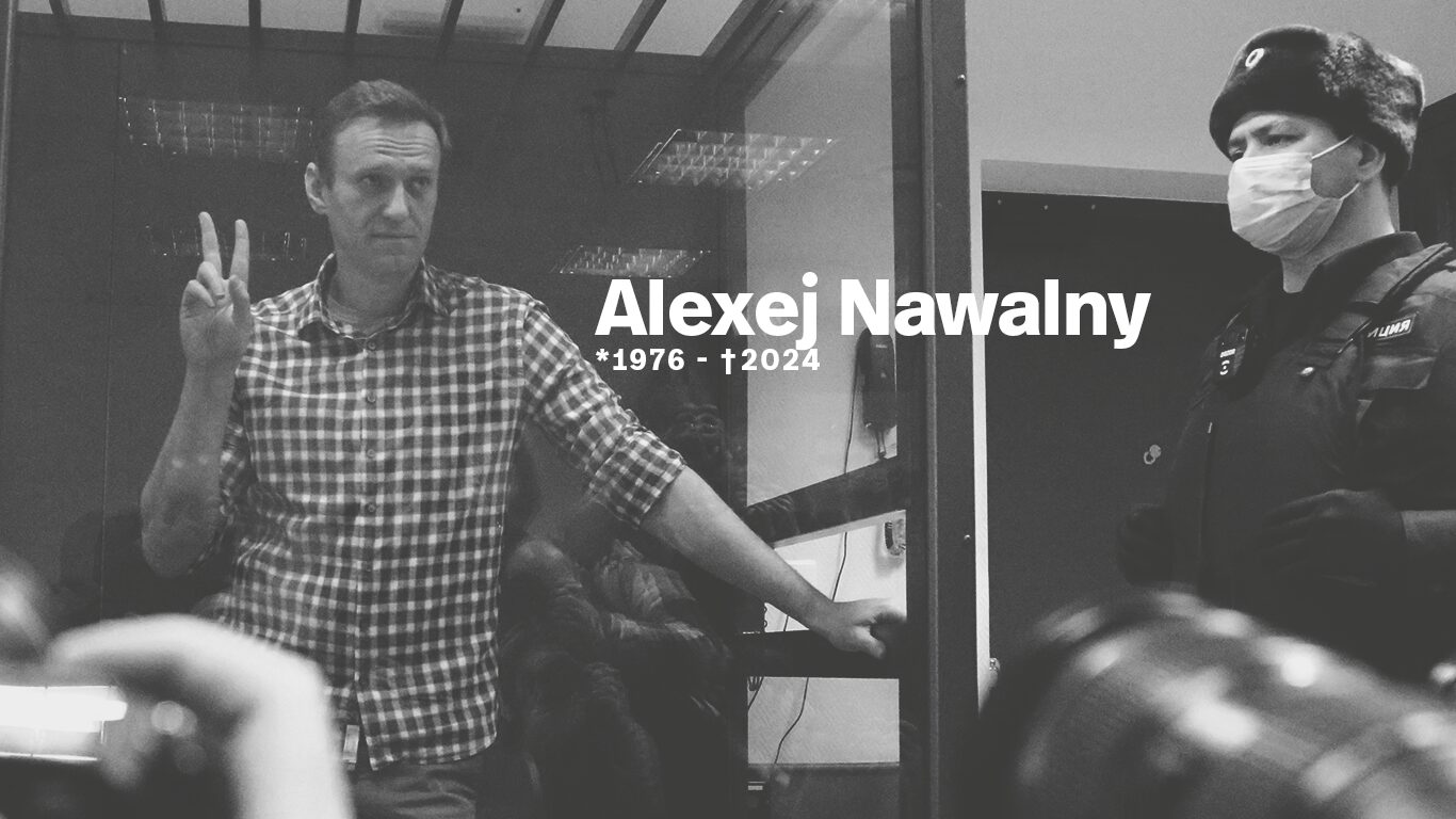Alexei Nawanly steht während einer Gerichtsverhandlung hinter Glas – 2021 kam Nawalny nach einem Giftanschlag knapp mit dem Leben davon, jetzt ist er im Straflager in Sibirien gestorben