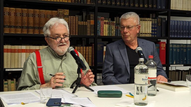 Auf dem Foto befinden sich zwei freie Autoren, Henryk Broder und Reinhard Mohr, während ihrer Buchvorstellung in der Bibliothek des Konservatismus. (Themenbild)