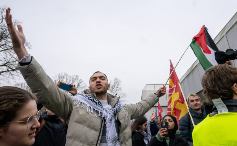 Auf dem Foto befindet sich eine durch Linksradikale organisierte Pro-Palästina-Demonstration vor der Mensa der Freien Universität Berlin. Tage zuvor war ein israelischer Student der Einrichtung von seinem Kommilitonen zusammengeschlagen worden. (Themenbild)