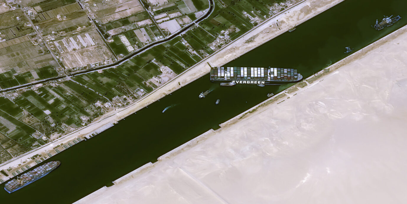 Auf dem Foto befindet sich die Blockade des Suezkanals durch das Schiff "Ever Given" im Jahr 2021. Das ist ein Beispiel für kritische Maritime Infrastruktur. (Themenbild/Symbolbild)
