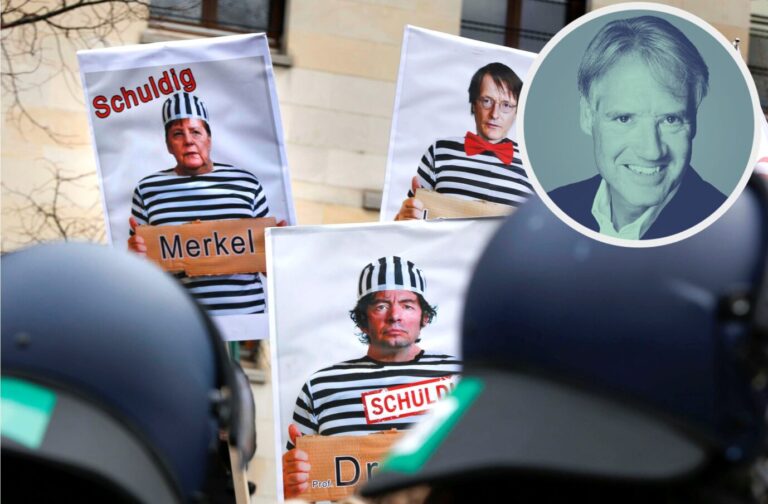 Demonstranten gegen die Corona-Maßnahmen zeigten trotz der Drohkulisse schwerausgerüsteter Polizisten den richtigen Riecher: Merkel, Lauterbach und Drosten als „Schuldige“ auf einem Plakat.