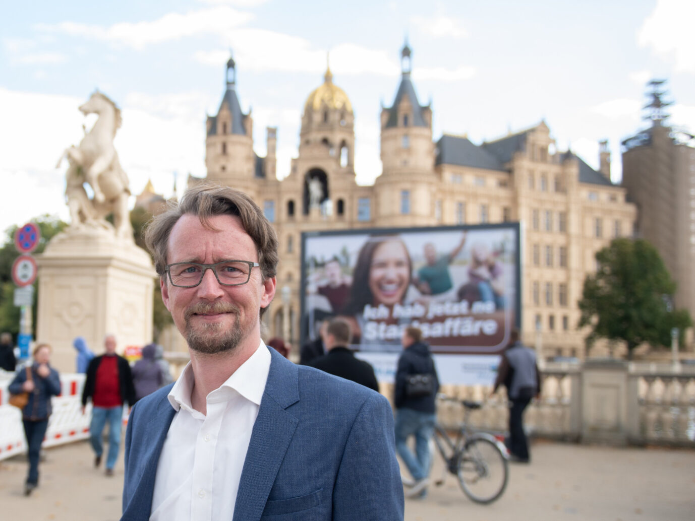 Auf dem Foto befindet sich der Ex-Wissenschaftsminister von Mecklenburg-Vorpommern, Mathias Brodkorb, vor dem Transparent mit dem Slogan "Ich habe jetzt eine Staatsaffäre." (Themenbild/Symbolbild)