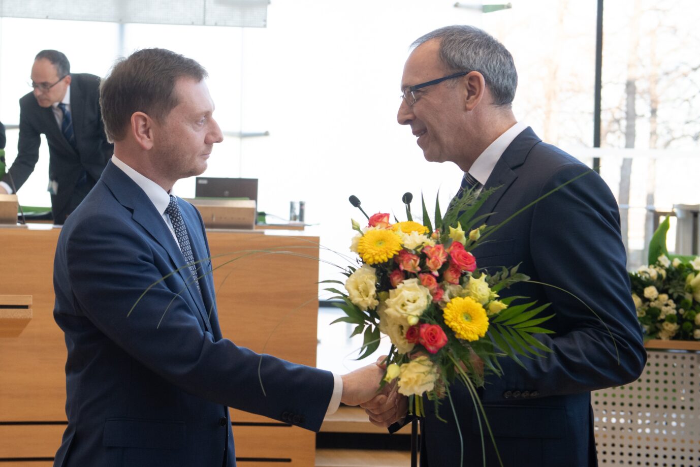 Sachsen-Umfrage: Blumen von AfD-Chef Jörg Urban für Michael Kretschmer (CDU) bei der vergangenen Ministerpräsidentenwahl in Sachsen 2019.