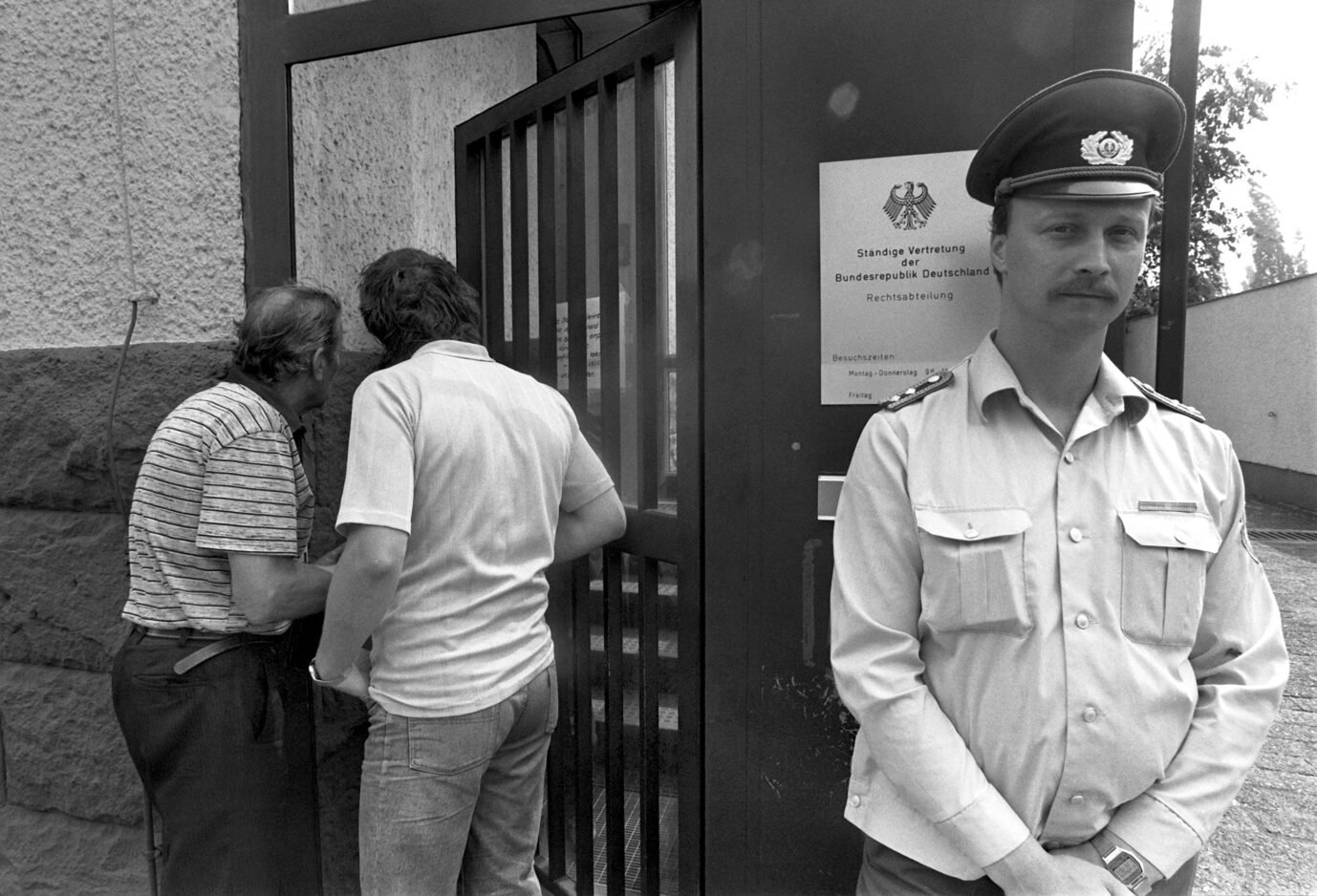 Ein DDR-Polizist bewacht die Ständige Vertretung der Bundesrepublik in Ost-Berlin.