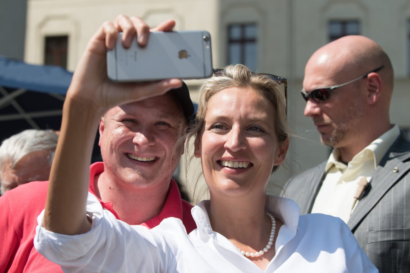 AfD-Chefin Alice Weidel macht ein Selfie mit einem Anhänger. Auf TikTok schauen ihre Videos Hunderttausende.
