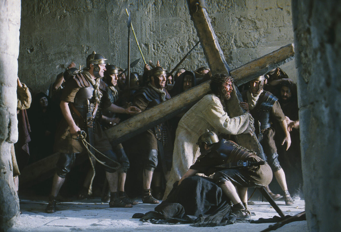 Jesus trägt sein Kreuz: Szene aus Mel Gibsons "Die Passion Christi".