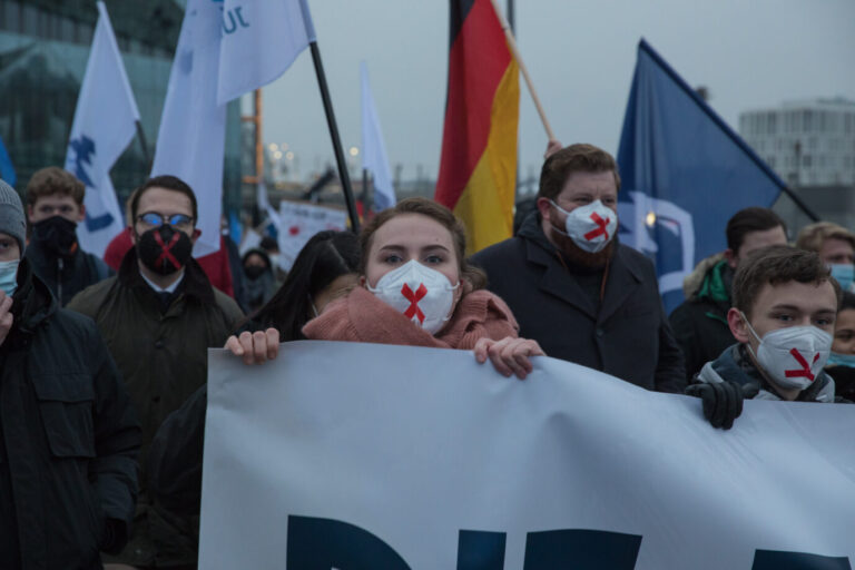 Mitglieder der Jungen Alternative demonstrieren im Dezember 2021 in Berlin. Jungwähler lieben die AfD. Was denken sie üebr die EU.