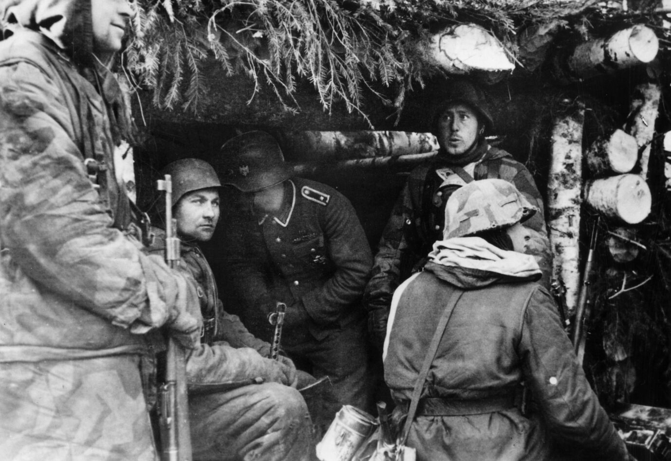 Deutsche Soldaten sitzen an der Ostfront 1944 in ihrer Stellung: "Feste Plätze" sollten gemäß "Führerbefehl" den Feind aufhalten.