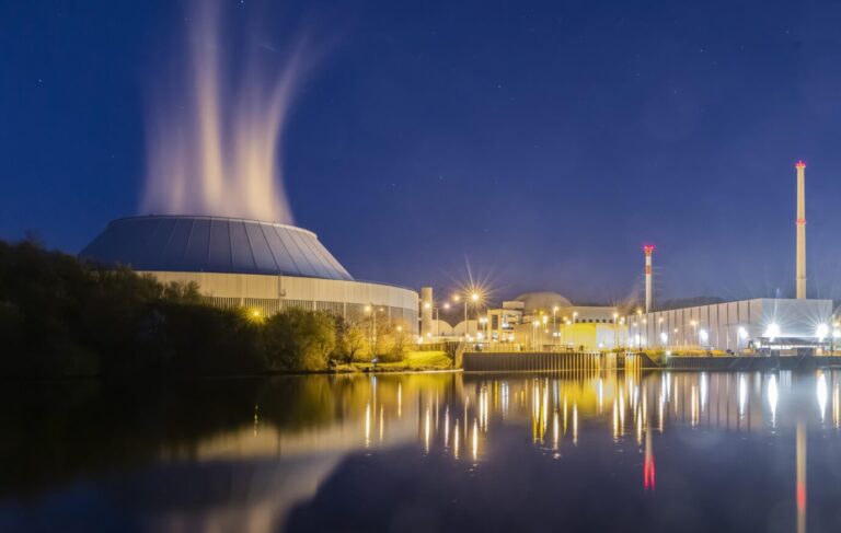 Das Kernkraftwerk Neckarwestheim am Abend des 14. April 2023, kurz bevor es für immer vom Netz gehen mußte.
