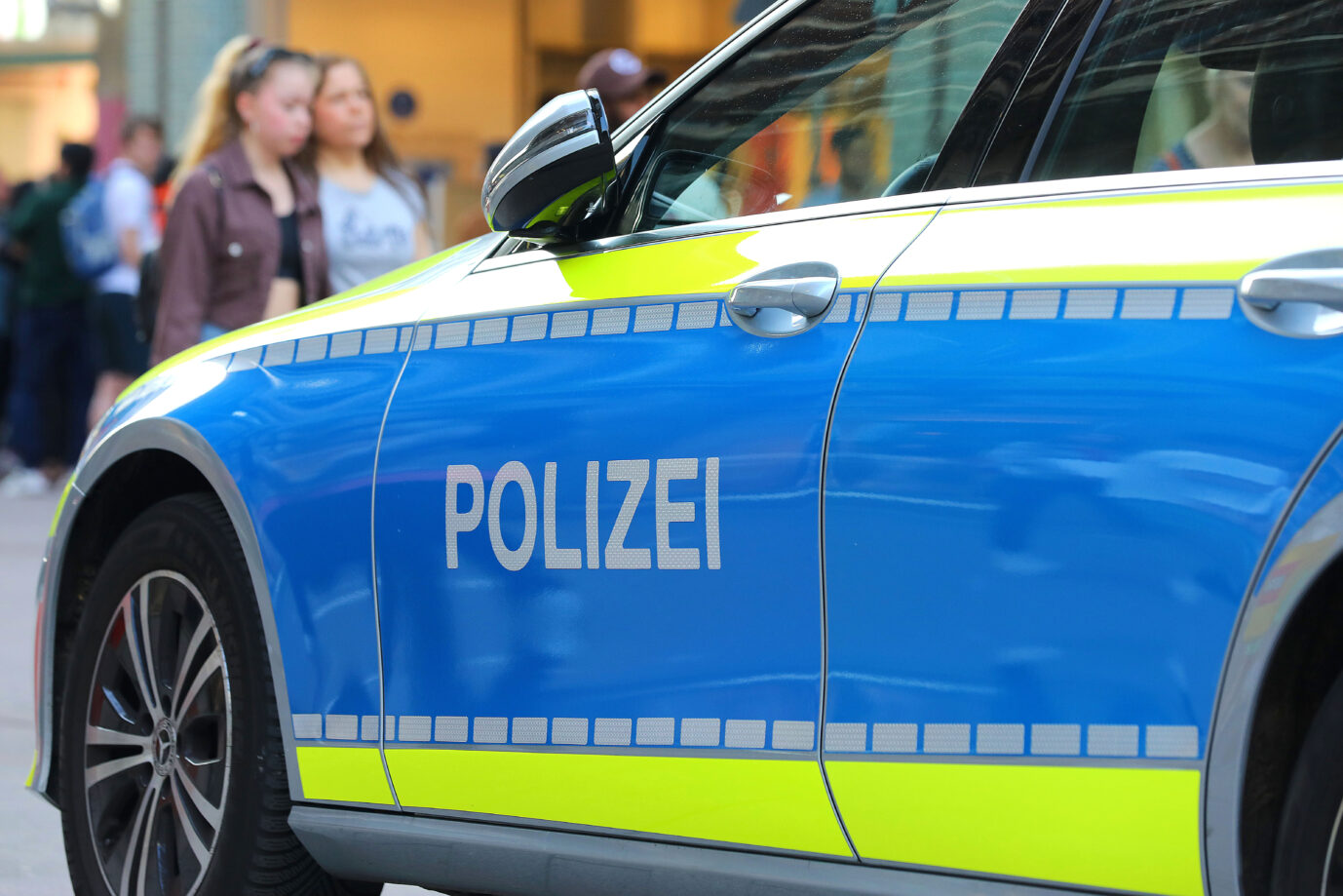 Messerangriff des Attentäters in Duisburg: Ein Polizeifahrzeug im Einsatz (Symbolbild)