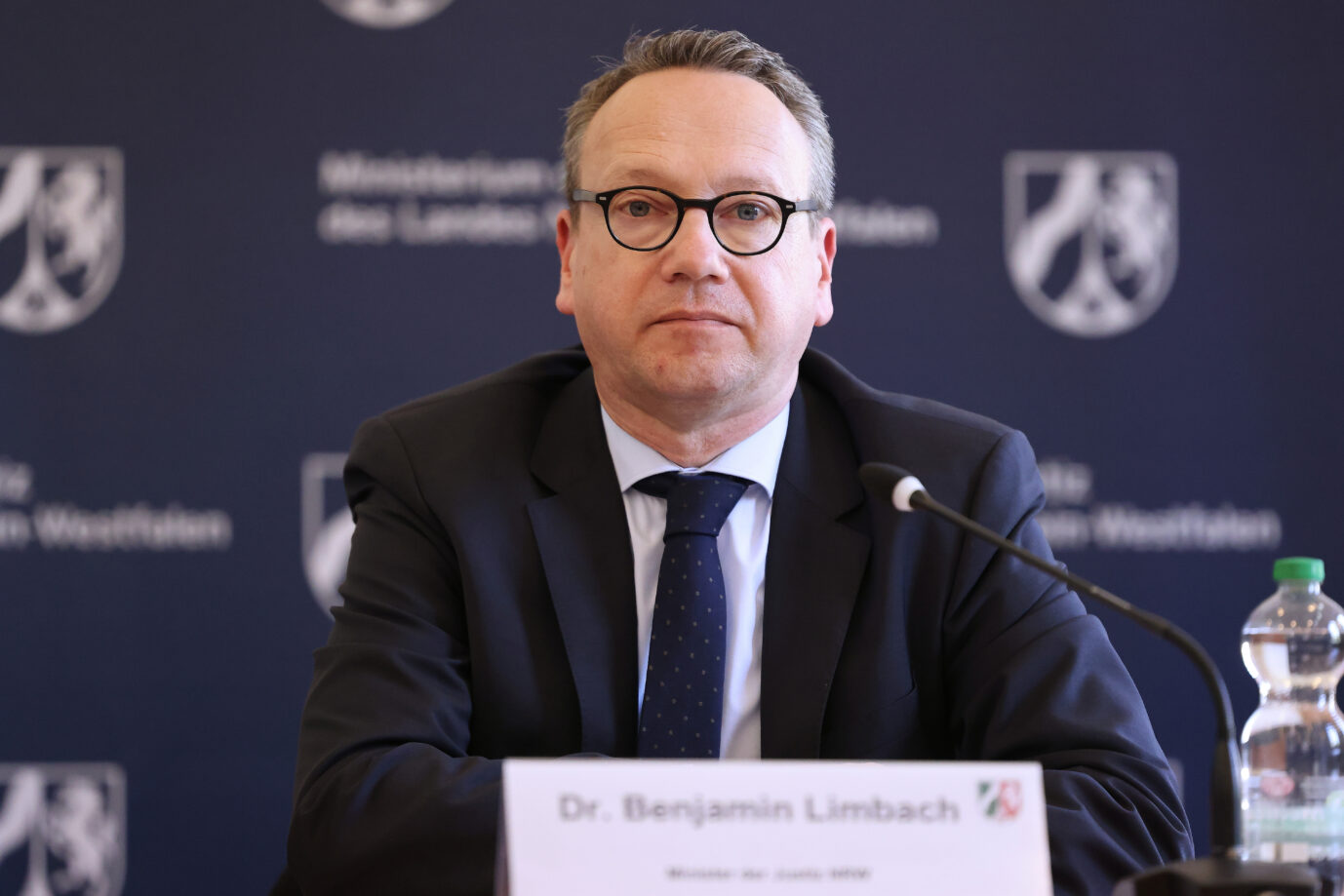 Nordrhein-Westfalens Justizminister Benjamin Limbach (Grüne) gerät wegen der Besetzung des "Präsidentensenats" am OVG Münster zunehmend unter Druck.
