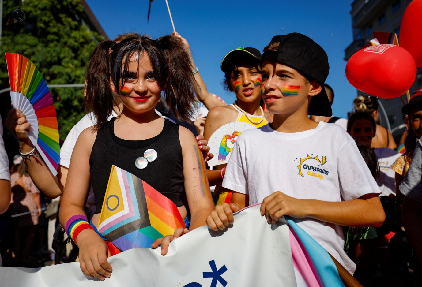 Mitglieder einer Transgender-Interessengruppe für Kinder nehmen an einer Demonstration in Barcelona teil (Symbolbild)