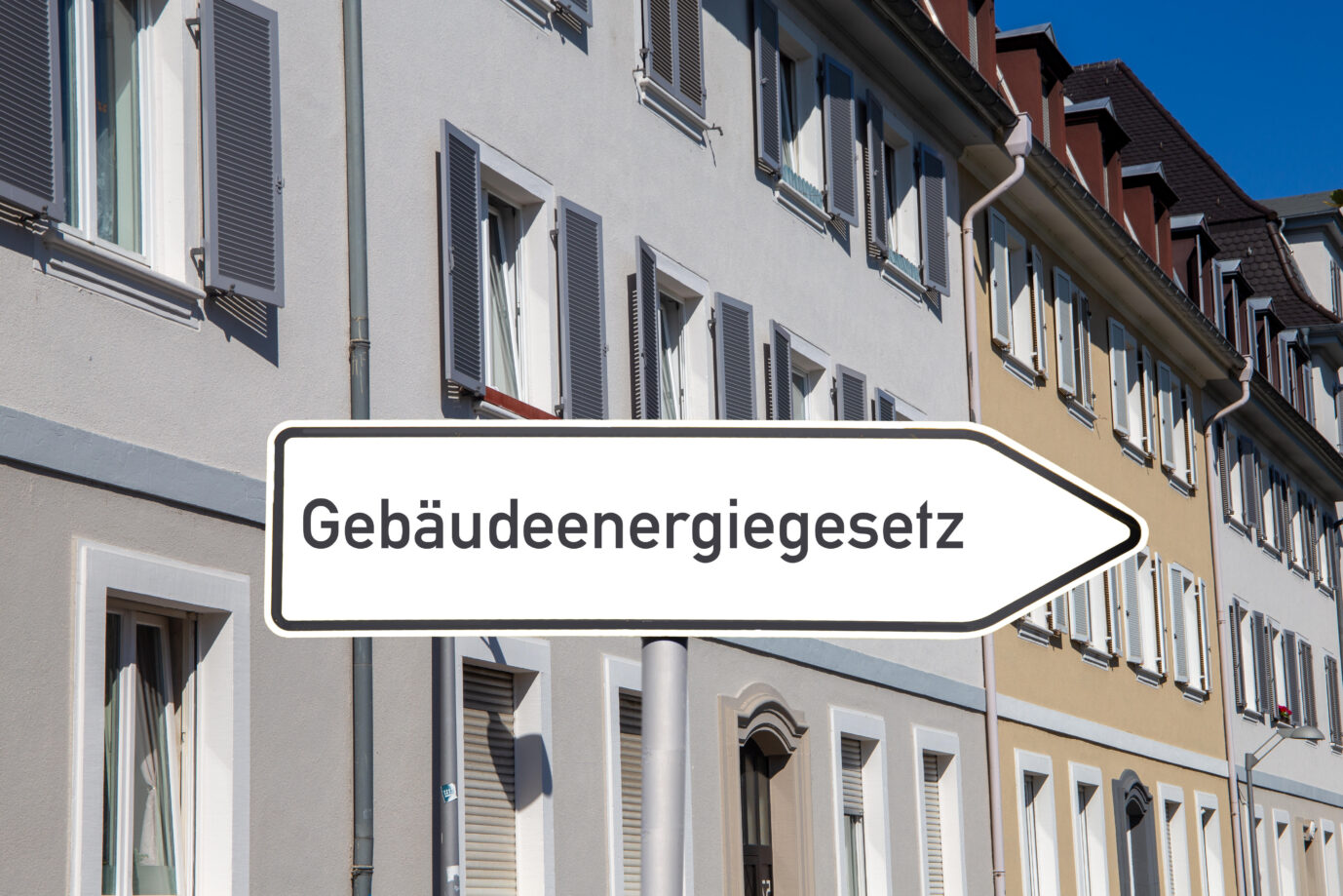 Heizung-Regeln: Schild mit der Aufschrift "Gebäudeenergiegesetz" (Symbolbild)