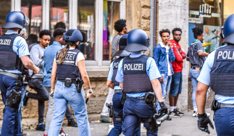Auf dem Foto befindet sich ein Polizeieinsatz wegen des Eritrea-Festivals in Stuttgart. (Themenbild/Symbolbild)