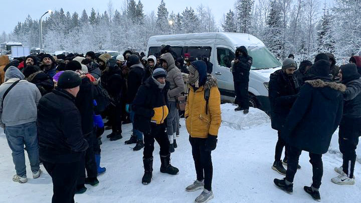 Illegale Migranten aus arabischen Ländern warten in Rußland, um in die EU einzureisen. Finnland ghat darauf keine Lust mehr.