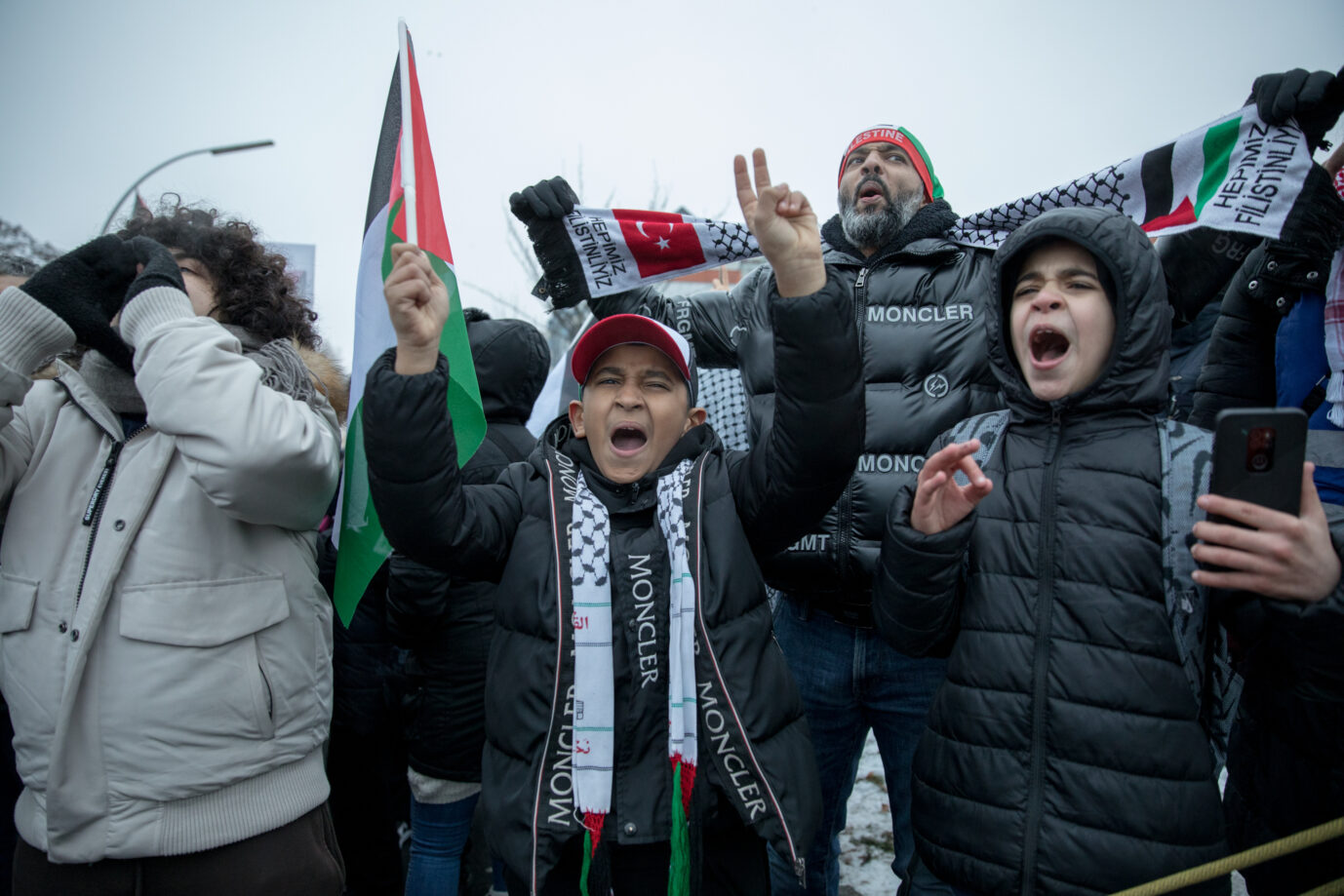 Auch Kinder laufen bei den Demos zum Gazakrieg mit: In Düsseldorf läuft derweil die fruchtlose Debatte über Antisemitismus an Schulen (Archivbild).