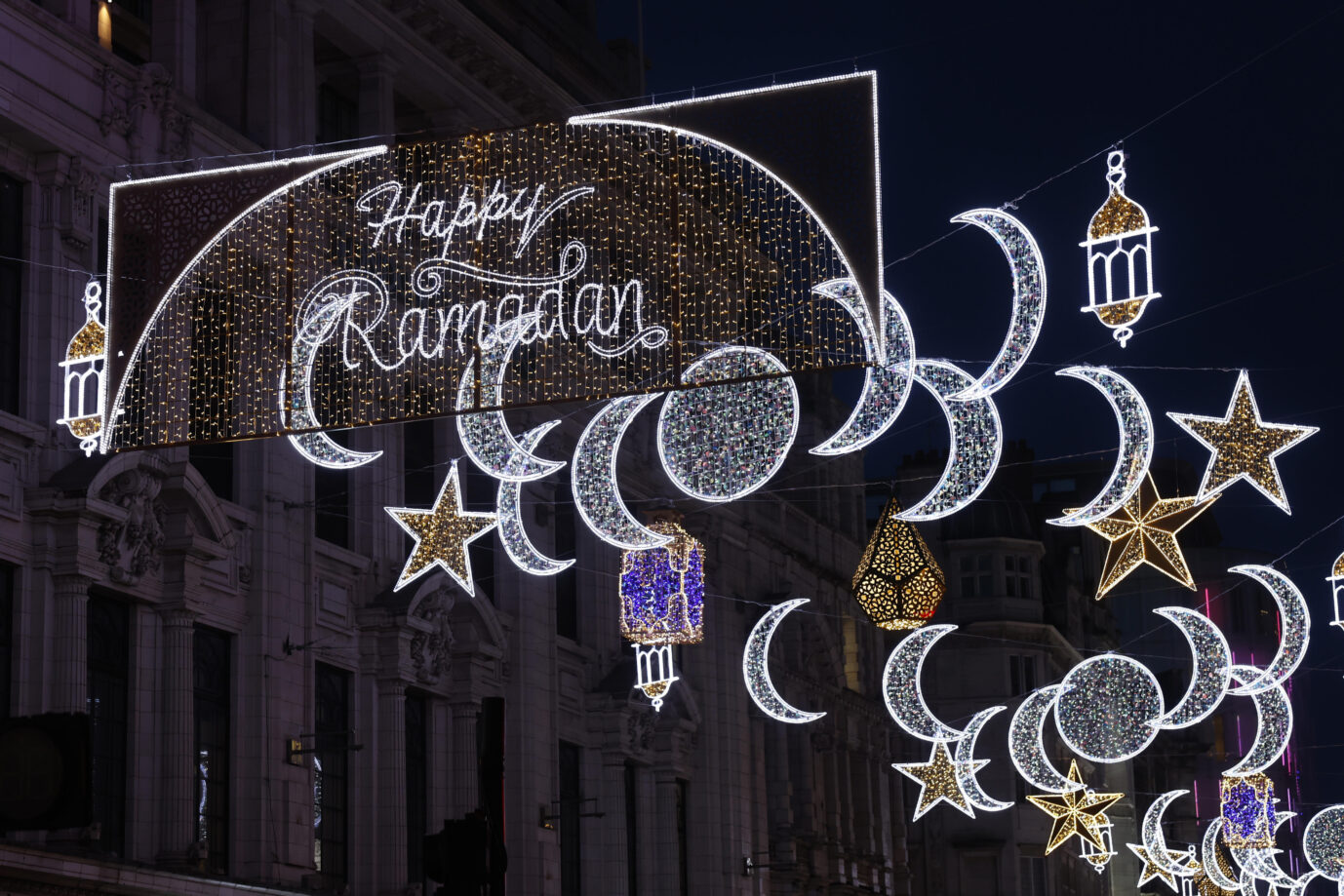 Ramadan-Lichter in London: Eine ähnliche Beleuchtung hängt auch in Frankfurt am Main Foto: picture alliance / Godong | Philippe Lissac