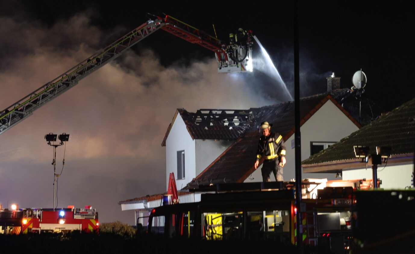 In der Weihnachtsnacht bekämpften Feuerwehrleute die Flammen in dem Wächtersbacher Einfamilienhaus. Es war kein rechter Brandanschlag.