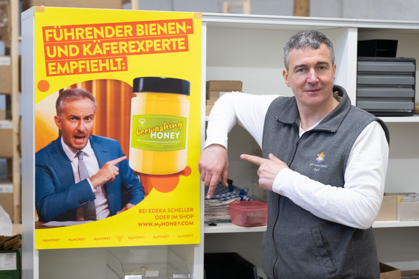 Der Imker Rico Heinzig neben einem Werbeplakat mit dem ZDF-Moderatoren Jan Böhmermann: Sammelaktion akquiriert hohe Geldsumme.