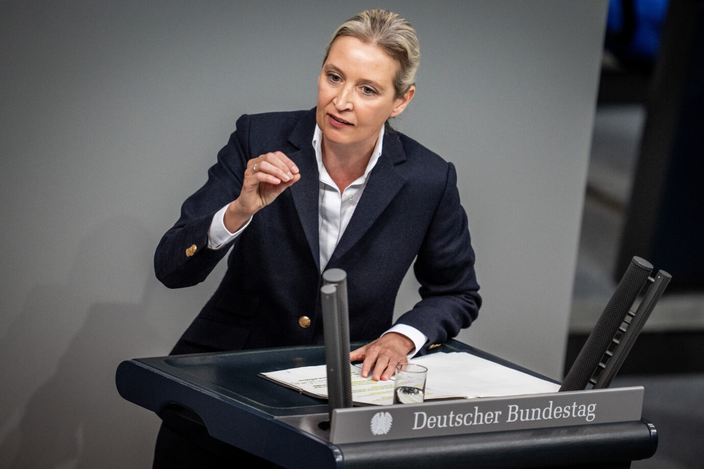 Alice Weidel, Fraktionsvorsitzende der AfD, spricht im Bundestag in der Generaldebatte zum Etat des Bundeskanzlers und des Bundeskanzleramts. NUn wurde der Schulleiter angezeigt
