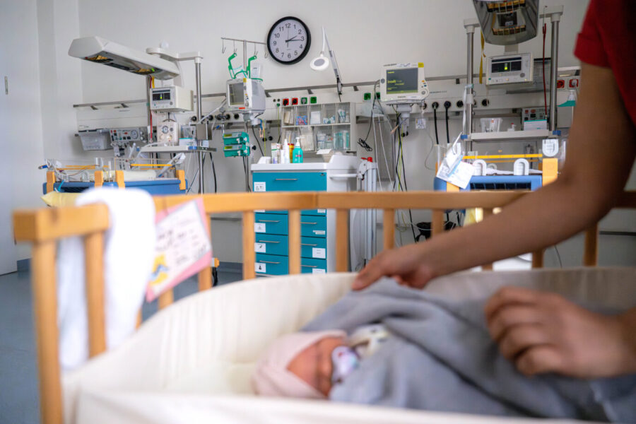 Auf dem Foto befindet sich ein Kreißsaal in einem bremischen Krankenhaus, in welchem ein Kind nach der Geburt betreut wird. In seinem Kommentar prangert Michael Paulwitz die Gründe für die Geburtenkrise an. (Themenbild/Symbolbild)