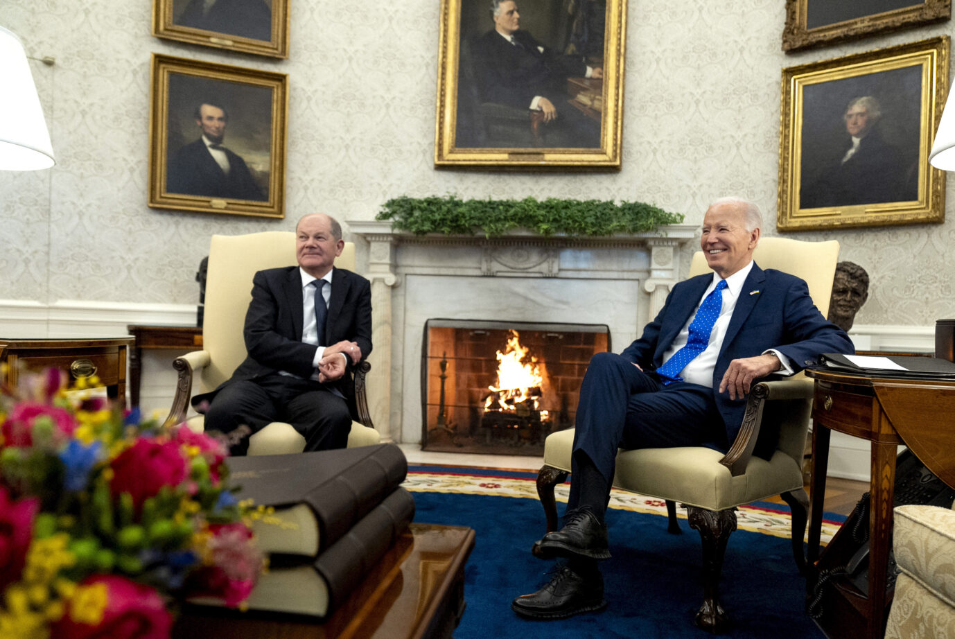 Bundeskanzler Olaf Scholz (SPD) (l.) zu Gast bei US-Präsident Joe Biden: Ob sie auch über Nord Stream 2 offen miteinander redeten? (Archivbild)