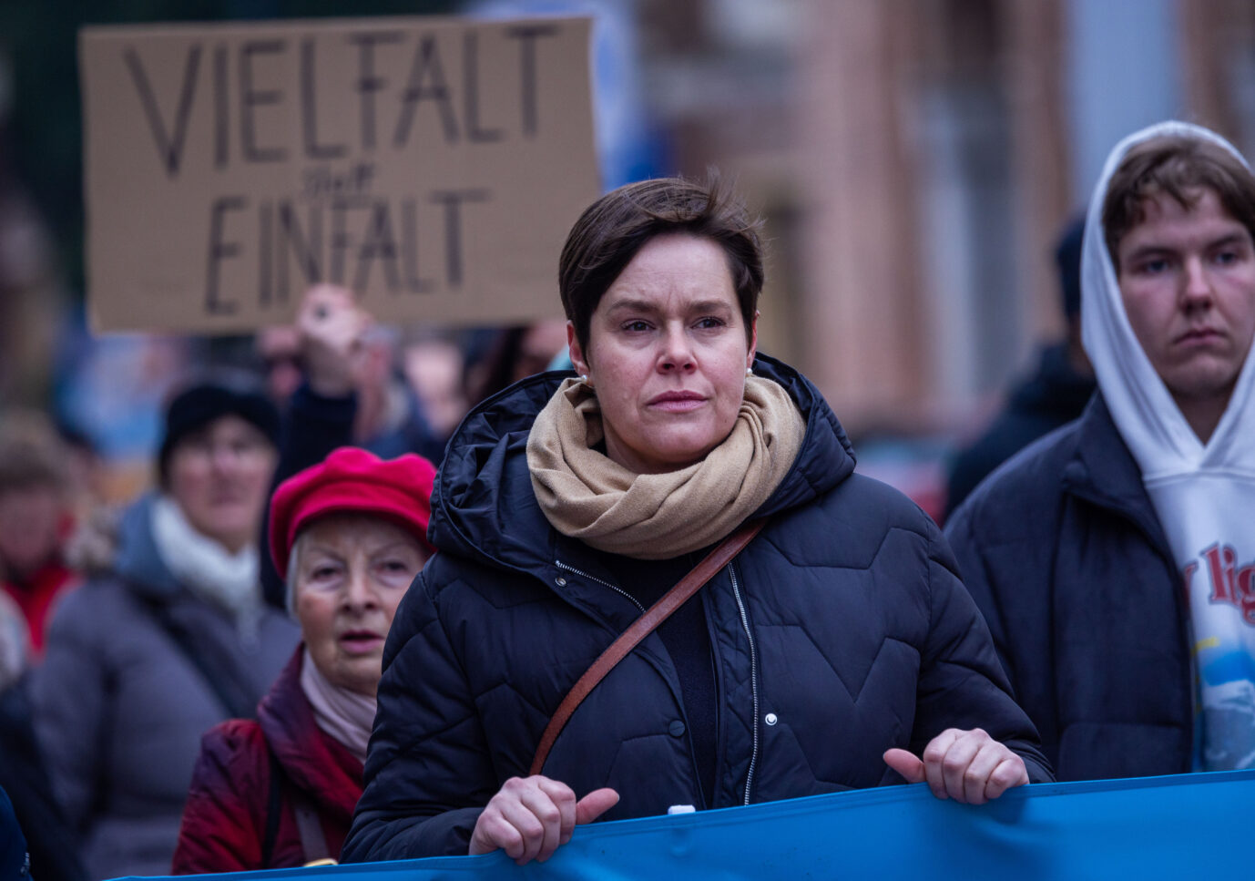 Rostocks Oberbürgermeisterin Eva-Maria Kröger (Linkspartei) bei einer Anti-Rechts-Demonstration: Sachgebiet „Remigration“ wird umbenannt.