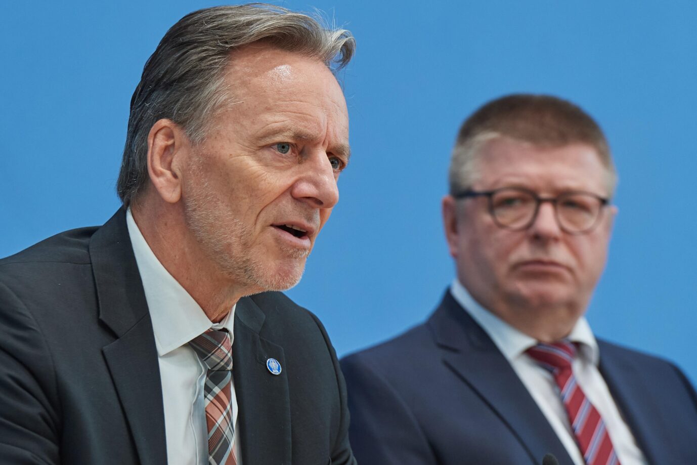 BKA-Chef Holger Münch stellte vor einem Monat mit Verfassungsschutzpräsident Thomas Haldenwang (CDU) die neuen Maßnahmen gegen rechte Bestrebungen vor. Nun sieht er auch im Linksextremismus eine Gefahr.