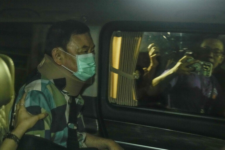 Auf dem Foto befindet sich Thailands Ex-Premierminister Thaksin Shinawatra, als er mit einem Wagen aus der Haft zurückkehrt. (Themenbild)