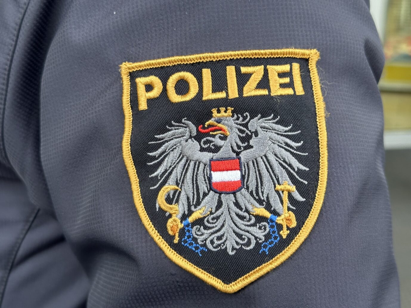 Das Emblem der österreichischen Polizei auf einer Uniform. Nach dem gewaltsamen Tod von drei Frauen in einem Bordell in Wien sind der Hergang und das Motiv für die Tat weiter unklar. Aber er beruft sich auf den Koran.