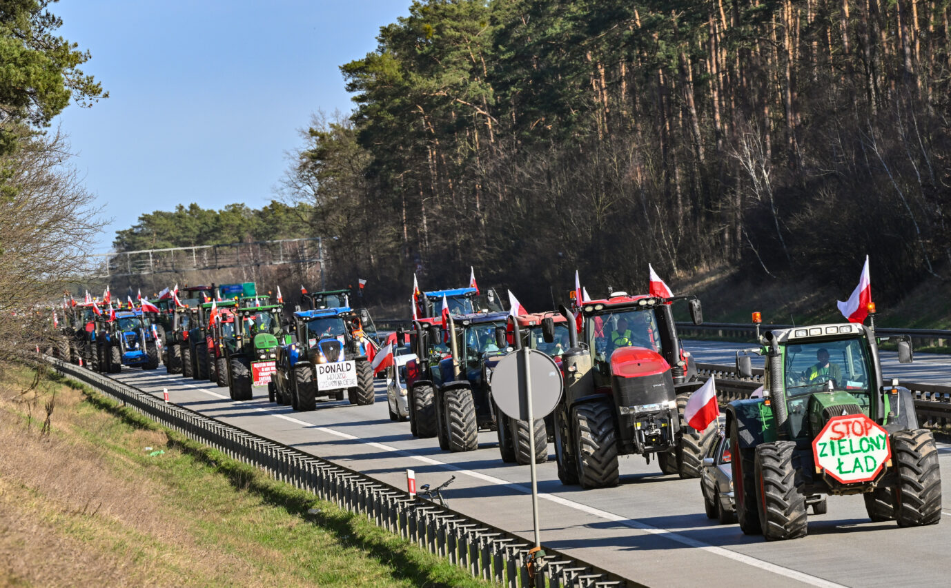 Polnische Bauern im Februar auf dem Weg zur Grenze nach Deutschland: Neue Blockaden ab Sonntag angekündigt.