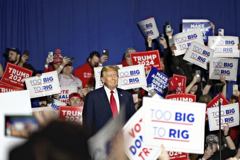 Auf dem Foto befindet sich der ehemalige US-Präsident und Bewerber zur US-Präsidentschaftswahl 2024, Donald Trump, während eines Kampagneauftritts in North Carolina. Der Oberste Gerichtshof stärkte ihm am Montag den Rücken, indem den Bundesstaaten ein Ausschluß aus der Präsidentschaftswahl auf der lokalen Ebene untersagt wurde. (Themenbild/Symbolbild)