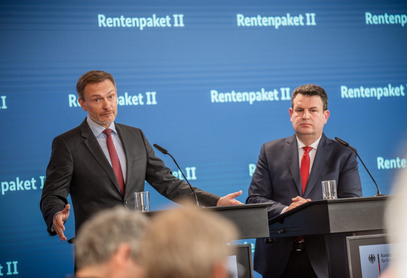 Christian Lindner (FDP, l), Bundesminister der Finanzen, und Hubertus Heil (SPD), Bundesminister für Arbeit und Soziales, geben ein Pressestatement zum geplanten Rentenpaket II.