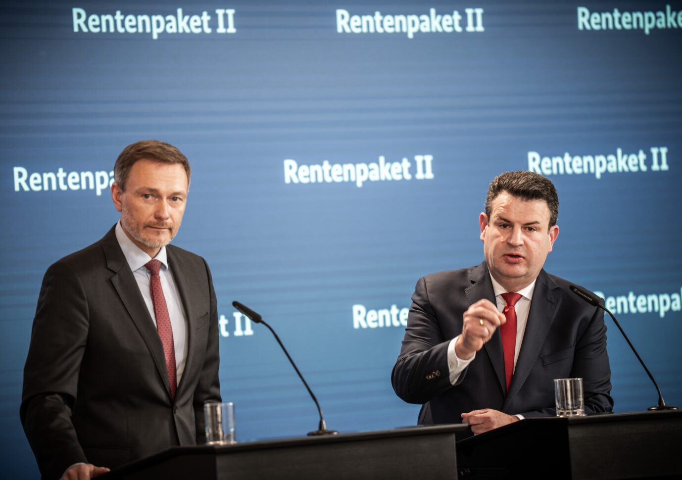 Bundesfinanzminister Christian Lindner (FDP, links) und Bundesarbeitsminister Hubertus Heil (SPD) sprechen über ihre Reformpläne für die Rente: Kritiker sprechen von Insolvenzverschleppung.